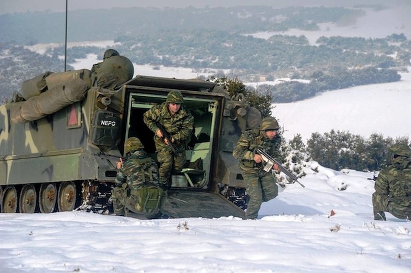 Έβρος - Χιόνια: Ο Ελληνικός στρατός δε σταματά πουθενά (συγκλονιστικές photos)