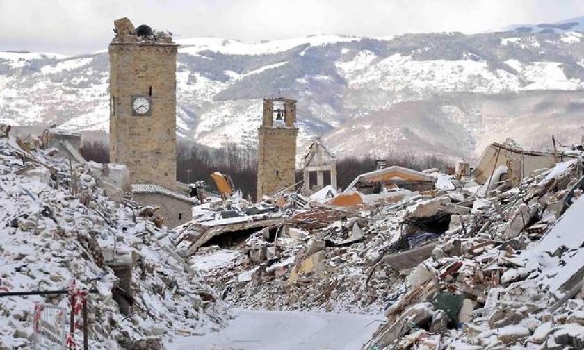 Σεισμός Ιταλία: Μια μητέρα και το παιδί της απεγκλωβίστηκαν από κτήριο που κατέρρευσε