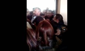 Νέο βίντεο ντοκουμέντο από Πέραμα: Διώχνουν τον Λαγό της Χρυσής Αυγής από το σχολείο