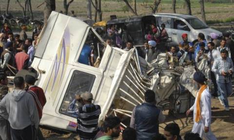 Ασύλληπτη τραγωδία στην Ινδία: Νεκροί 15 μαθητές από σύγκρουση σχολικού με φορτηγό