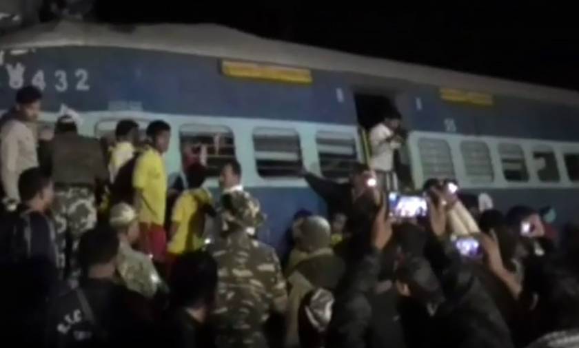 Ασύλληπτη τραγωδία στην Ινδία: 23 νεκροί και δεκάδες τραυματίες από εκτροχιασμό τρένου (Pics+Vid)