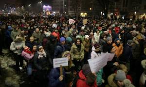 Πολιτική θύελλα και μαζικές διαδηλώσεις στη Ρουμανία