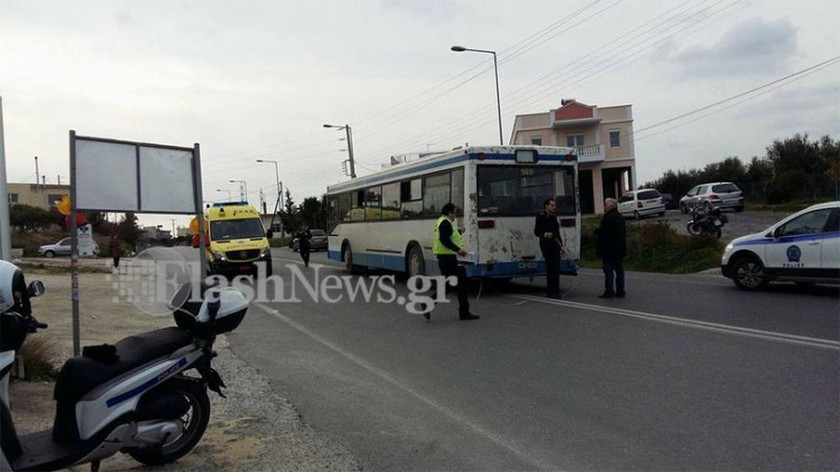 Τραγωδία στην Κρήτη: Βγήκε από το αυτοκίνητο και παρασύρθηκε από λεωφορείο (pics)