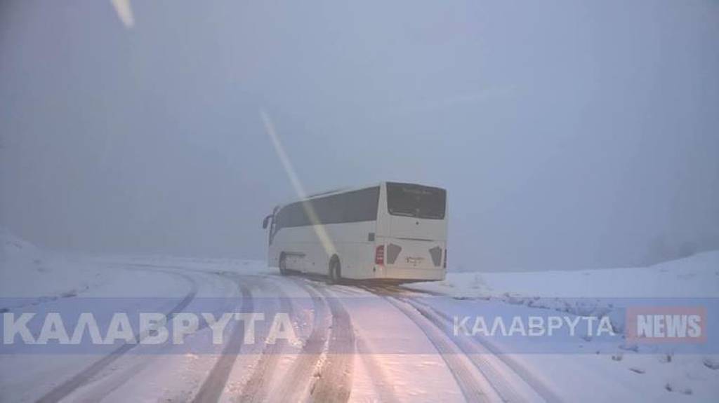 Λεωφορείο με μαθητές εγκλωβίστηκε κοντά στα Καλάβρυτα (pics)