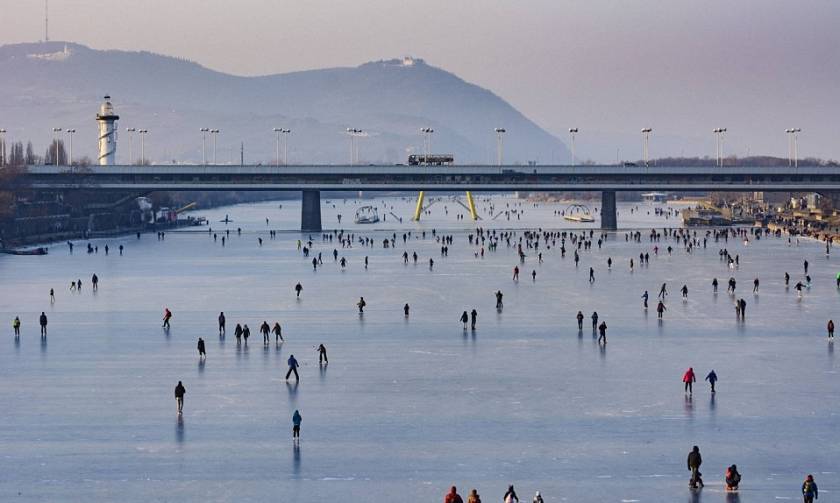 Απίστευτες εικόνες από τον Δούναβη που έγινε... παγοπίστα για δεύτερη φορά σε 30 χρόνια!