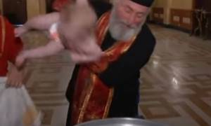 Απίστευτος παπάς, απίστευτο βίντεο: Δείτε πώς βάφτισε 780 μωρά σε χρόνο ρεκόρ!