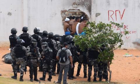Εκρηκτική η κατάσταση στη Βραζιλία: Κρατούμενοι έκαψαν φυλακή σε νέα εξέγερση – Δεκάδες απέδρασαν
