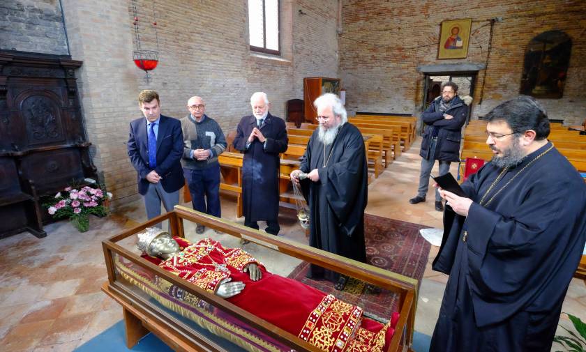 Η Εκκλησία της Ελλάδος «ντύνει» το σκήνωμα της Αγίας Ελένης - Δείτε το βυζαντινό ένδυμα