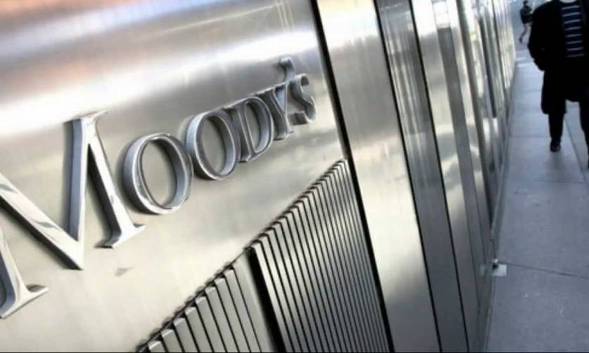 Moody’s: Σε κίνδυνο η τραπεζική αναδιάρθρωση από την καθυστέρηση στην αξιολόγηση