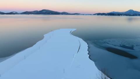 Μοναδικές εικόνες από την παγωμένη λίμνη Πλαστήρα που μετατράπηκε σε παγοδρόμιο! (vids)