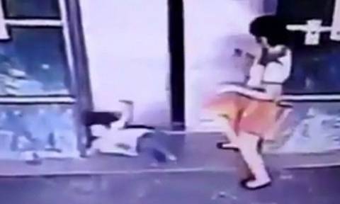 Κλώτσησε την 3χρονη κόρη της για να μην εγκλωβιστεί στις πόρτες του ασανσέρ! (vid)