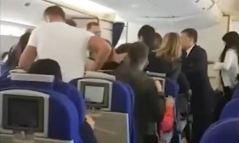 Πανικός στον αέρα: Χρειάστηκαν 10 επιβάτες για να κάνουν καλά έναν μεθυσμένο (vid)