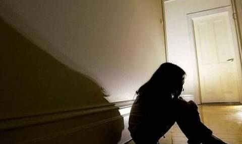 Φρίκη: Ανάγκαζε την 12χρονη κόρη της να κάνει σεξ με ηλικιωμένους για 5 ευρώ!