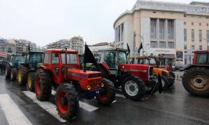 ΤΩΡΑ: Σοβαρά επεισόδια μεταξύ αγροτών και ΜΑΤ στη Θεσσαλονίκη