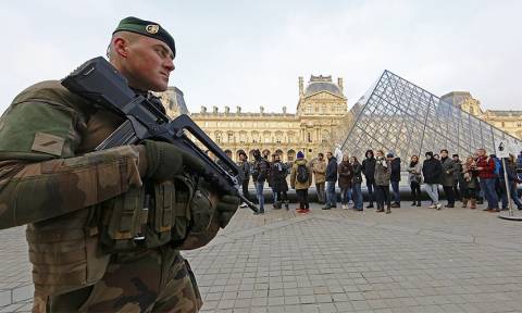 Πανικός στο Παρίσι: Τρομοκρατική επίθεση στο Λούβρο - Αποκλεισμένη η περιοχή (Pics+Vids)