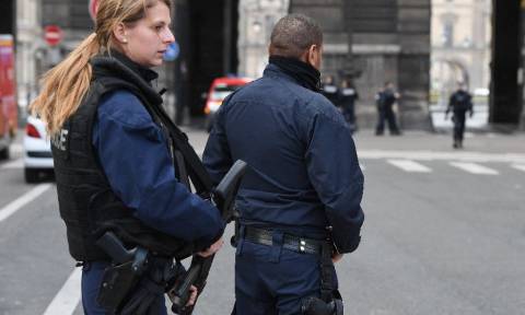 Παρίσι: Τρομοκρατική επίθεση στο Λούβρο - Δεν βρέθηκαν εκρηκτικά στο σακίδιο του δράστη