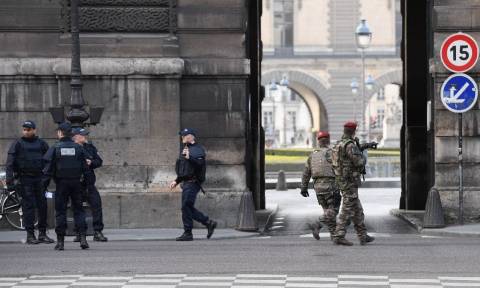 Παρίσι: Τρομοκρατική επίθεση στο Λούβρο - O δράστης φώναξε «Αλλάχου Άκμπαρ»