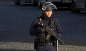 Παρίσι: Τρομοκρατική επίθεση στο Λούβρο - Ο δράστης δέχθηκε πέντε σφαίρες (Vid)
