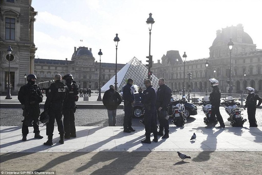 Η τρομοκρατική επίθεση στο Λούβρο ξύπνησε εφιάλτες στη Γαλλία (pics+vids)