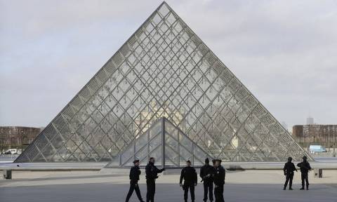 Η τρομοκρατική επίθεση στο Λούβρο ξύπνησε εφιάλτες στη Γαλλία (pics+vids)