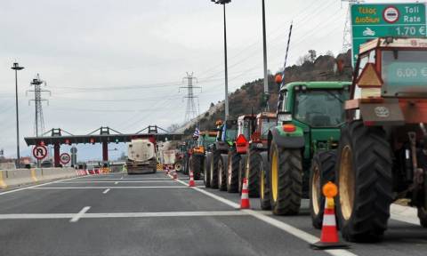 Μπλόκα αγροτών: Στο «Μακεδονία» με τα τρακτέρ επιχειρούν να μπουν αγρότες