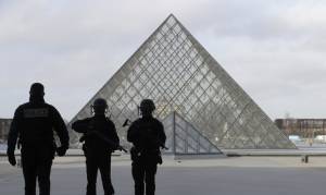 Επίθεση Παρίσι: Αιγύπτιος ο δράστης στο Λούβρο