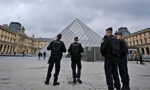 Επίθεση Λούβρο: Νέες αποκαλύψεις για τον Αιγύπτιο που ήθελε να αιματοκυλήσει το Παρίσι