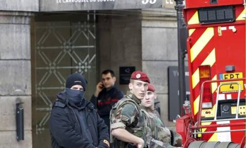 Γαλλία: Δεν κινδυνεύει η ζωή του δράστη της τρομοκρατικής επίθεσης στο Λούβρο