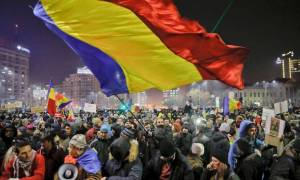 Ρουμανία: Σε άτακτη υποχώρηση η κυβέρνηση στη σκιά των μαζικών διαδηλώσεων