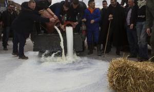 Μπλόκα αγροτών: Οι κτηνοτρόφοι έχυσαν γάλα έξω από την Περιφέρεια Θεσσαλίας