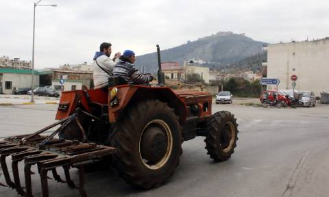 Μπλόκα αγροτών: Απέκλεισαν την Ε.Ο Λάρισας - Κοζάνης