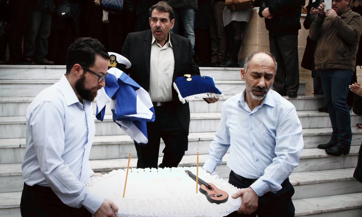 Μνημόσυνο Παντελίδη: Η ελληνική σημαία, το πηλίκιο και το παρατεταμένο χειροκρότημα