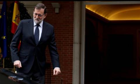 Ισπανία: Ο Ραχόι δεσμεύεται να διακόψει το δημοψήφισμα για την Καταλονία