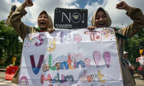 Μουσουλμάνες μαθήτριες στην Ινδονησία διαδηλώνουν κατά του Αγίου Βαλεντίνου