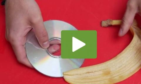 Πήρε μια μπανάνα και... έσβησε τις γρατζουνιές στα CD του... Δείτε πώς το έκανε (video)