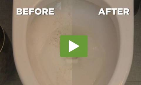 Εσείς ακόμα τρίβετε; Τρία απίθανα κόλπα για να είναι πάντα καθαρή η λεκάνη στο μπάνιο σας (video)