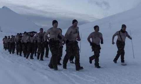 Συγκλονιστικές φωτογραφίες: Οι Έλληνες καταδρομείς της «Μαύρης Μοίρας» γυμνοί στα χιόνια