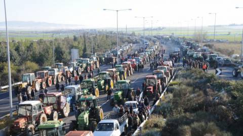 Αγρότες: Αποχωρούν τα τρακτέρ από το μπλόκο της Νίκαιας