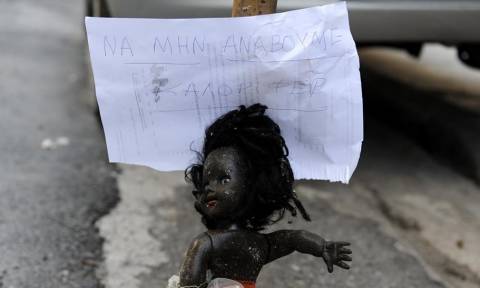 Μυστήριο στην Κυψέλη: Η περίεργη φωτογραφία με τη μαύρη κούκλα και το μήνυμα