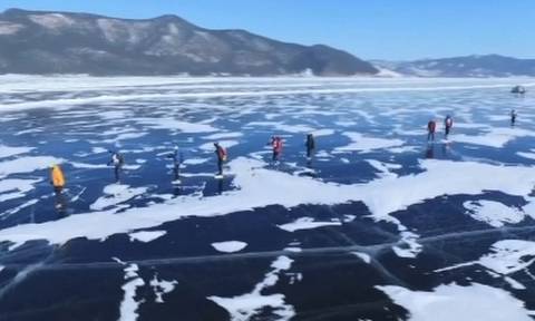 Εντυπωσιακό βίντεο: Ποδηλασία και πατινάζ στην παγωμένη λίμνη Βαϊκάλη (vid)