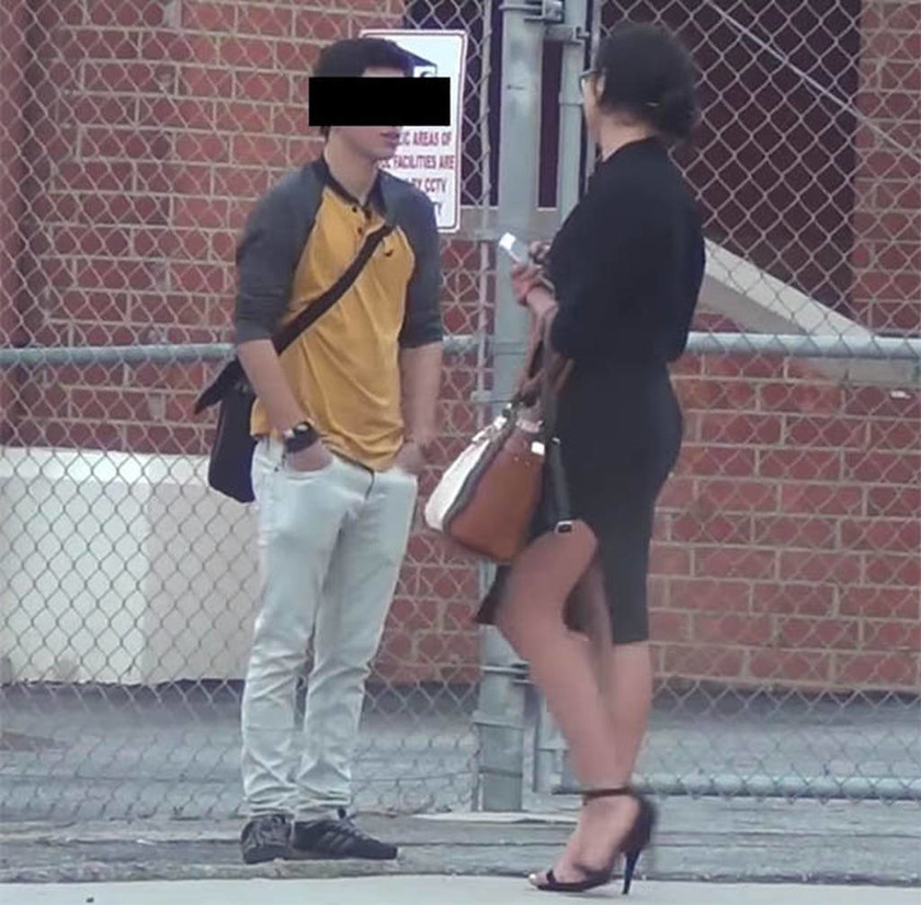 Βίντεο: Καθηγήτρια σεξοβόμβα θέλει να φορέσει προφυλακτικό σε μαθητή μπροστά στη φίλη του!