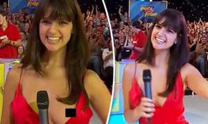 Παρουσιάστρια χωρίς εσώρουχο βάζει το μικρόφωνο ανάμεσα στα στήθη της και πέφτει το φόρεμα! (video)