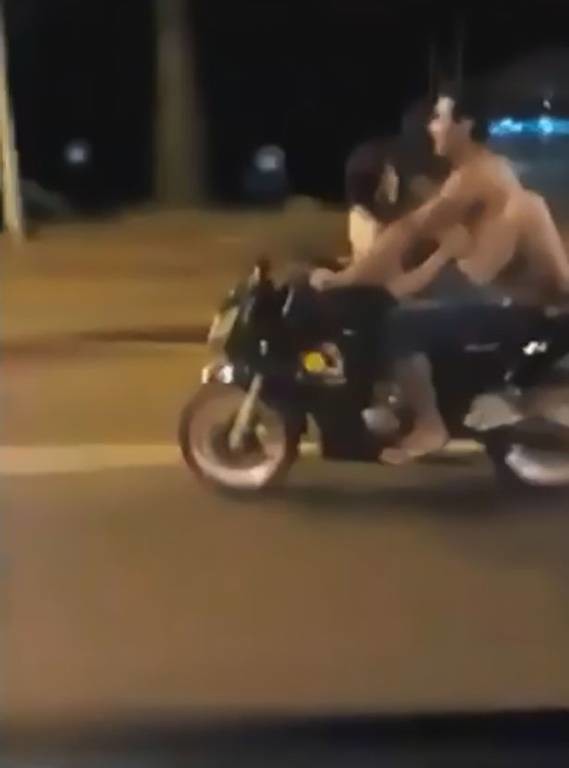Ακατάλληλο βίντεο: Ξαναμμένο ζευγάρι κάνει σεξ πάνω σε μηχανή εν κινήσει! 