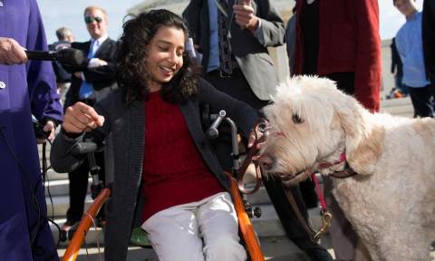 Απαγόρευσαν σε ανάπηρη μαθήτρια να παίρνει μαζί στην τάξη το σκύλο-συνοδό της (vid)