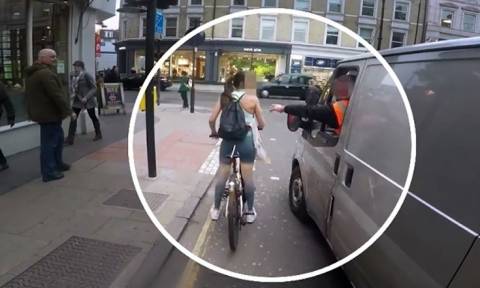 Ο απίστευτος τρόπος που ποδηλάτισσα εκδικήθηκε οδηγό που την παρενόχλησε στο φανάρι (vid)