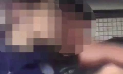 Ακατάλληλο βίντεο: «Καυτή» αστυνομικός τού κάνει στοματικό σεξ μέσα στο περιπολικό όταν ξαφνικά...