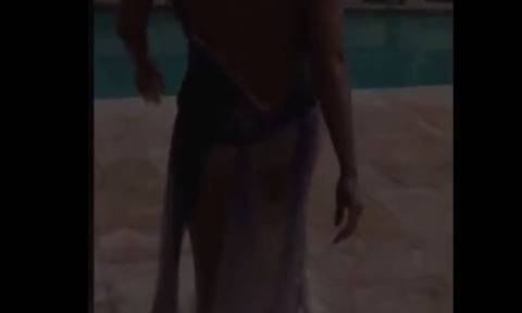 Η Χάλι Μπέρι κάνει στριπτίζ μετά τα Όσκαρ και βουτάει ολόγυμνη στην πισίνα (video)