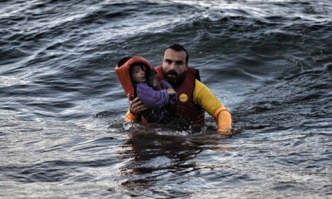 Προειδοποίηση Κομισιόν: Έρχονται κυρώσεις σε όσες χώρες αρνούνται πρόσφυγες από Ελλάδα και Ιταλία