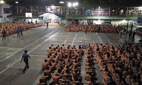 Σάλος: Χιλιάδες κρατούμενοι γυμνοί έξω από τα κελιά τους – Οργή από ΜΚΟ (photos)