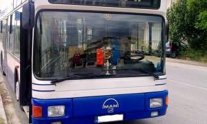 Συναγερμός στην Πάτρα: Λεωφορείο κρεμόταν το μισό στη θάλασσα